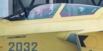 الصين تبدأ تشغيل أول طائرة شبحية ذات مقعدين من الجيل الخامس